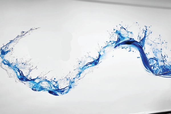 Abstracte muurprint met blauwe waterbeweging op witte binnenmuur