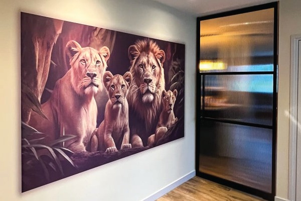 Grote muurprint met leeuwen in modern interieur